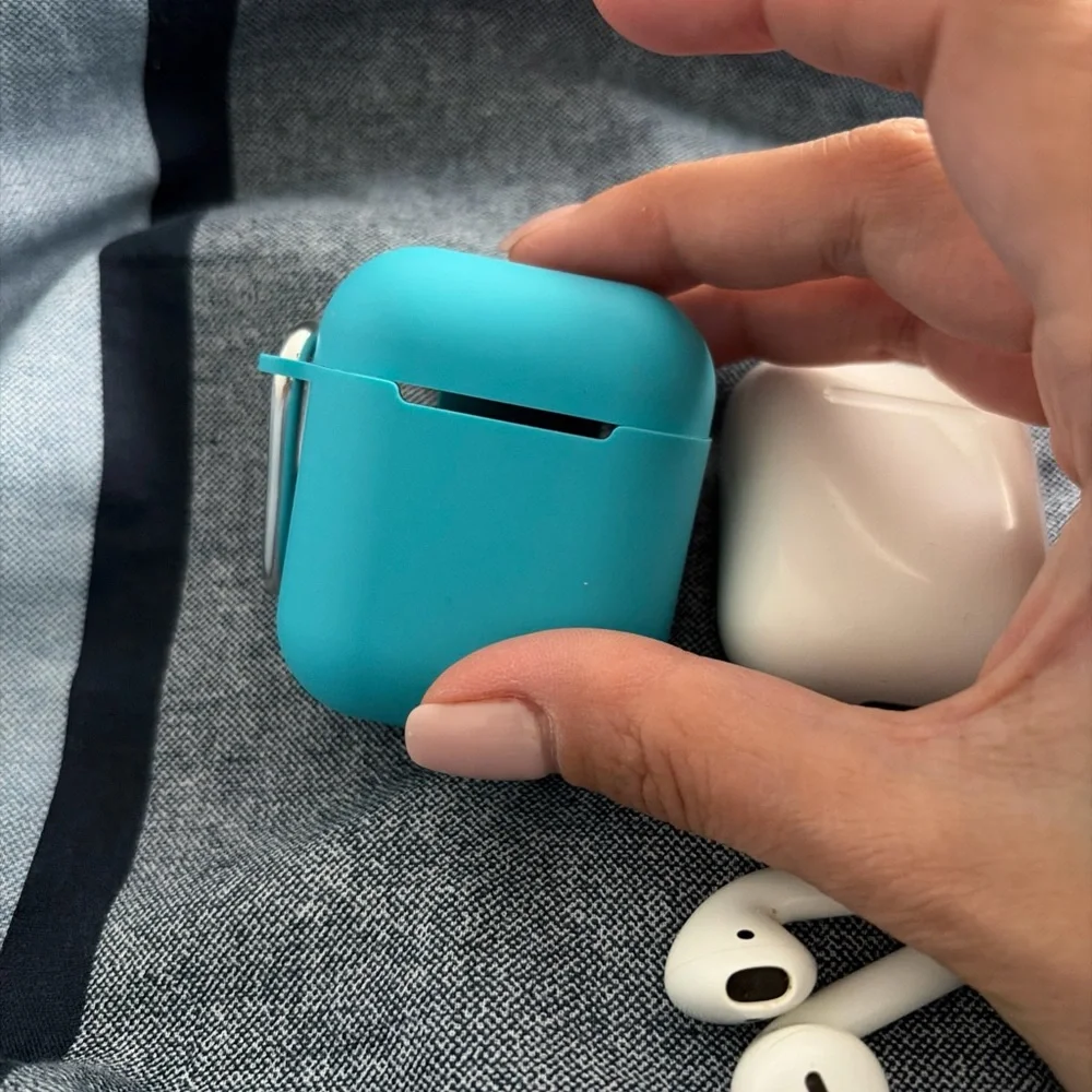 Preowned Apple White Wireless 2nd Generation Earbuds with Case